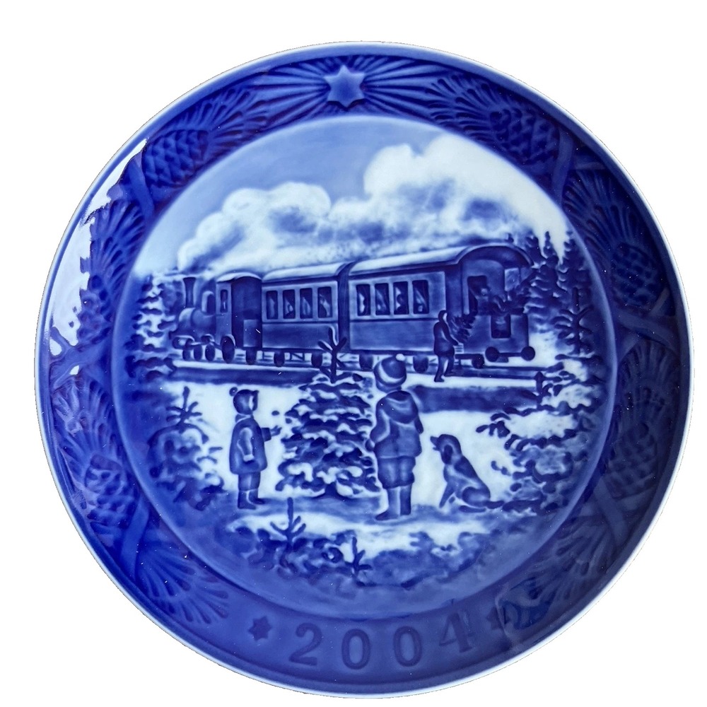 Royal Copenhagen 2004 Christmas Plate Awaiting the Christmas Train Box & COA